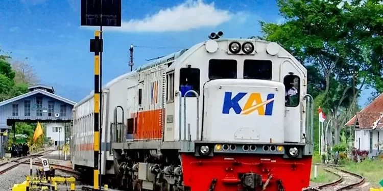 KLB dapat dimanfaatkan masyarakat untuk menikmati perjalanan kereta api yang lebih eksklusif. Selain itu tidak ada jumlah minimal penumpang yang diperlukan untuk mengajukan perjalanan KLB. Semua tergantung daya tampung kereta yang disewa. Pada setiap perjalanan KLB, minimal menggunakan enam kereta, dengan jenis kereta disesuaikan dengan permintaan pemohon.