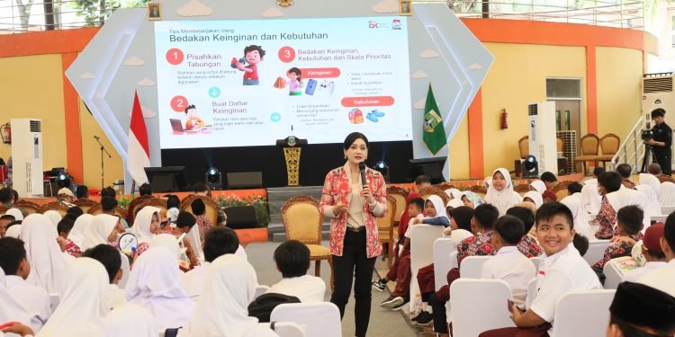 Menabung itu harus dimaknai dengan yang lebih luas, yaitu berinvestasi. Sementara itu investasi, adalah menyisihkan uang untuk digunakan pada sesuatu yang lebih berguna