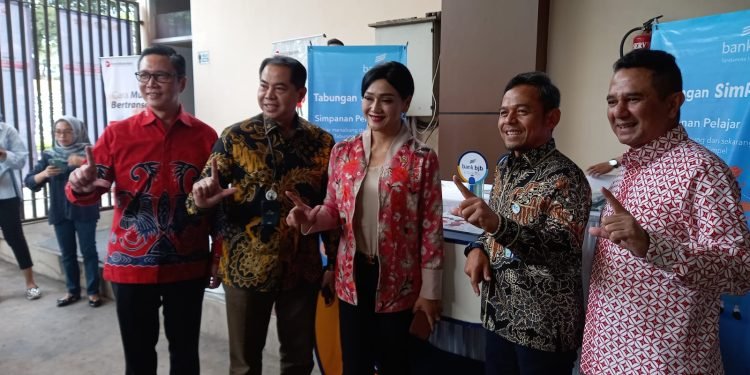 saat ini 85,58 persen dari total pelajar Indonesia, jumlahnya 57 juta pelajar, telah memiliki rekening dengan besaran Rp32,84 triliun