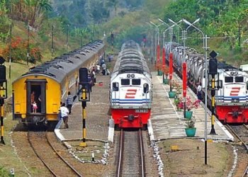 Terkait lama perjalanan, KA (185A) Blambangan Ekspres dicatat berangkat dari Stasiun Ketapang pukul 14.50 WIB dan tiba di Stasiun Pasar Senen pukul 07.15 WIB. Adapun KA (186A) Blambangan Ekspres berangkat dari Stasiun Pasar Senen pukul 12.15 WIB dan tiba di Stasiun Ketapang pukul 04.55 WIB