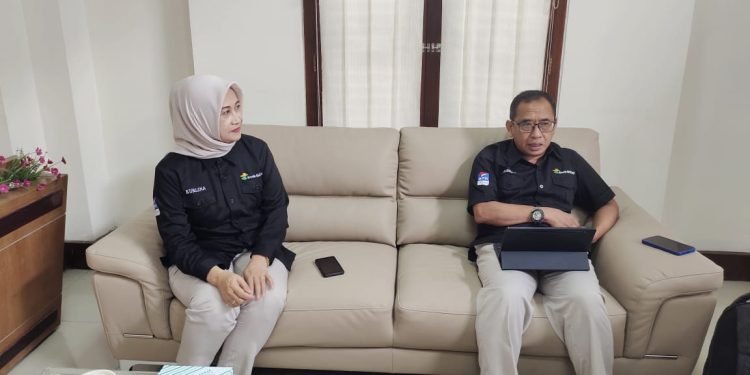 Manajemen baru dibalik sukses melejitnya Bank Solo tersebut adalah Direktur Utama Bank Solo Ir. Agung Riawan, MM dan Direktur YMFK Kurlina Dwi A., SE. MM. Ditemui di ruang kerjanya, Agung Riawan menyebut jika upaya yang dilakukan manajemen baru Bank Solo untuk lepas dari penutupan adalah memperbaiki Human Capital dan mulai memperkenalkan target serta mengembangkan teknologi informasi.