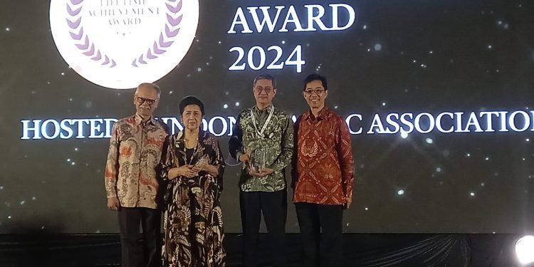 Dalam malam penganugerahan yang diberikan oleh Ketua Dewan Juri LTAA Erry Riyana dan Dewan Juri LTAA Zulkifli Zaini, Prof. Dr. Ir. Kuntoro Mangkusubroto, MEng. (almarhum) dan Sri Mulyani Indrawati, SE., MSc, Phd., terpilih meraih GRC Lifetime Achievement Award 2024