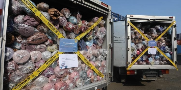 Total impor pada Januari 2024 mencapai 11.604 ton. Impor illegal tersebut, telah mengubah struktur pelaku usaha mikro. Pada 2023, proporsi usaha mikro mencapai 99,62 persen, sedangkan proporsi pelaku usaha kecil dan menengah sebesar 1,32 persen.