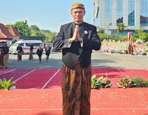 Perumda Air Minum Tirta Makmur juga melakukan inovasi dengan menyediakan saluran komunikasi Call Center. Ini dilakukan, agar dapat diwujudkan adanya pelayanan yang optimal bagi pelanggan.