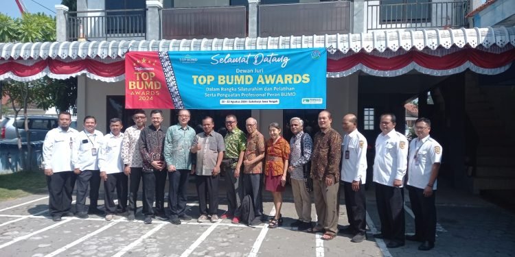 Hadir dalam Meeting Sharing tersebut, Direktur Utama PT Madani Solusi Internasional M. Lutfi Handayani, Tim Juri TOP BUMD dan Kepala Devisi Keuangan Perumda Air Minum Tirta Makmur Sukoharjo Supono berserta seluruh Kabag PDAM Kabupaten Sukoharjo.