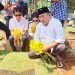 Rano Karno Ziarah ke Makam Benyamin Sueb