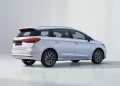 Pertama, miliki layar 12.8 inci yang bisa di rotasi dengan pilihan tampilan landscape dan potrait. Layar ini juga telah terkoneksi dengan Apple Carplay dan Android Auto. Kedua, dilengkapi dengan steering switch, di mana pada tombol kemudi sudah dilengkapi dengan pengaturan volume, mode audio, hingga pengaturan adaptive cruise control (ACC).