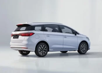 Pertama, miliki layar 12.8 inci yang bisa di rotasi dengan pilihan tampilan landscape dan potrait. Layar ini juga telah terkoneksi dengan Apple Carplay dan Android Auto. Kedua, dilengkapi dengan steering switch, di mana pada tombol kemudi sudah dilengkapi dengan pengaturan volume, mode audio, hingga pengaturan adaptive cruise control (ACC).