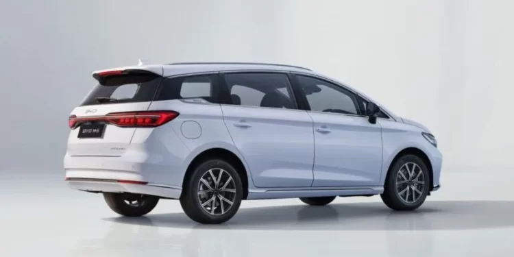 Pertama, miliki layar 12.8 inci yang bisa di rotasi dengan pilihan tampilan landscape dan potrait. Layar ini juga telah terkoneksi dengan Apple Carplay dan Android Auto. Kedua, dilengkapi dengan steering switch, di mana pada tombol kemudi sudah dilengkapi dengan pengaturan volume, mode audio, hingga pengaturan adaptive cruise control (ACC).