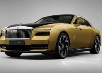 Menurut Automotive News, Rolls-Royce tengah mengerjakan beberapa model EV baru, termasuk SUV baru yang akan lebih kecil dari Cullinan yang sangat populer dan akan hadir pada tahun 2027. Sedan listrik baru yang sedang dalam pengerjaan, akan diluncurkan sebagai pengganti Phantom.