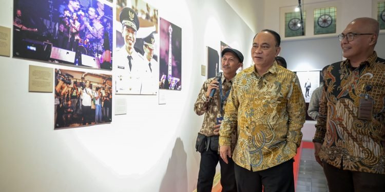 “Pameran ini menampilkan foto-foto perjalanan Joko Widodo sejak terpilih sebagai Wali Kota Solo, Gubernur DKI Jakarta, hingga masa akhir periode kedua sebagai presiden negeri ini,” kata ketua panitia acara, Muhammad Adimaja.