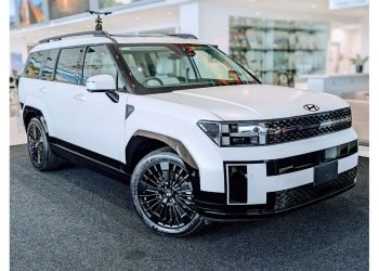 Adapun harga all-new SANTA FE (On The Road/OTR Jakarta) adalah sebagai berikut. All-new SANTA FE Calligraphy (1.6T-GDi HEV): Rp 869.600.000. All-new SANTA FE Calligraphy (2.5 GDi): Rp 784.500.000. All-new SANTA FE Prime (1.6T-GDi HEV): Rp 786.300.000. All-new SANTA FE Prime (2.5 GDi): Rp 699.000.000.