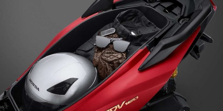 Bahaya Handphone Ditaruh di Bagasi Motor, Ini Penjelasannya