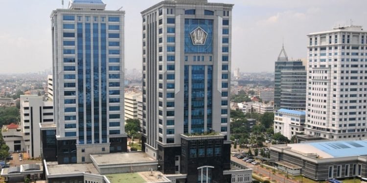 Menurut Deni, Kemenkeu di bawah pengawasan Presiden langsung memiliki pertimbangan, lingkup tugas dan fungsi serta kapasitas kewenangannya telah melaksanakan koordinasi dan pengendalian yang sifatnya lintas sektor