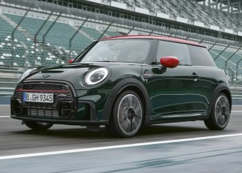 John Cooper Works merupakan EV performa bertenaga listrik pertama dengan tenaga 261 hp atau 190 kW (20 lebih banyak dari model standar) dan torsi 350 Nm untuk 0 hingga 100 km/jam dalam waktu kurang dari 6 detik dan kecepatan tertinggi 125 mph. Semua ini didukung oleh baterai 54,2 kWh yang memungkinkan jarak tempuh 230 mil dengan sekali pengisian daya.