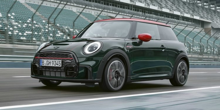 John Cooper Works merupakan EV performa bertenaga listrik pertama dengan tenaga 261 hp atau 190 kW (20 lebih banyak dari model standar) dan torsi 350 Nm untuk 0 hingga 100 km/jam dalam waktu kurang dari 6 detik dan kecepatan tertinggi 125 mph. Semua ini didukung oleh baterai 54,2 kWh yang memungkinkan jarak tempuh 230 mil dengan sekali pengisian daya.