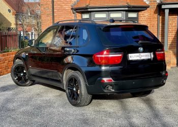 Tarif impor kendaraan berbahan bakar berkapasitas besar akan dipertimbangkan untuk naik. Langkah ini dilakukan Kementerian Perdagangan Cina (9/10/2024), sebagai balasan terhadap Eropa yang menaikkan tarif bea masuk mobil listrik Cina ke Uni Eropa hingga 45 persen pada November 2024.