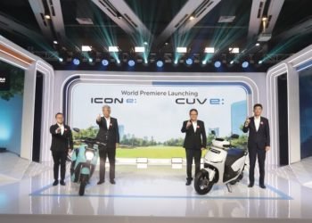 segmen kedua motor tersebut berbeda. CUV e: untuk kelas usia dewasa (usia) 30-an dan ICON e: untuk kelas usia lebih muda karena itu warnanya dibuat lebih beragam dan bisa untuk berbagai aktivitas.