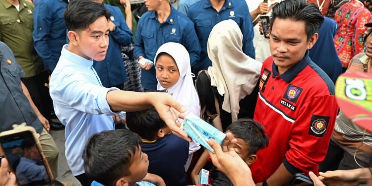 Wapres Gibran Blusukan ke Perkampungan di Palangka Raya