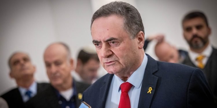 Israel Katz dicatat tidak memiliki pengalaman militer, tetapi ia adalah seorang menteri yang telah duduk di kabinet dalam kurun waktu yang cukup lama, dimulai tahun 2003. Karena berasal dari partai yang sama, Katz kemungkinan akan lebih selaras dengan perdana menteri daripada pendahulunya, Gallant