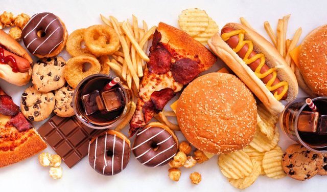 Makanan ultraolahan tidak hanya mencakup makanan ringan kemasan atau minuman manis, tetapi juga produk yang tampaknya tidak berbahaya seperti roti yang diproduksi secara massal atau kemasan, yogurt buah, beberapa sereal sarapan atau alternatif daging. Selain itu, juga makanan kemasan yang padat nutrisi. Semua produk-produk tersebut sering kali dibungkus dalam kemasan plastik, sehingga menjadi media pembawa zat-zat yang beracun bagi tubuh.