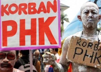 Sementara itu menurut Koordinator Advokasi BPJS Watch Timboel Siregar, adanya peningkatan PHK juga akan menyebabkan berkurangnya peserta BPJS Ketenagakerjaan sehingga berdampak pada penurunan jumlah iuran. Semua itu akan menyebabkan berkurangnya ketahanan dana. Ketahanan dana yang berkurang akan membuat pembayaran klaim terganggu akhirnya pekerja yang nantinya dirugikan. Karena itu ia berharap, pemerintah pusat dan pemerintah daerah dapat berupaya untuk menekan angka PHK dengan memberikan insentif fiskal dan segera merevisi kebijakannya, sehingga industri nasional bisa bangkit dan kinerjanya bisa tumbuh lebih baik