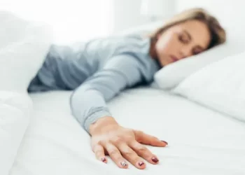 Suami & Istri Pisah Ranjang Bisa Jadi Solusi Tidur Berkualitas?