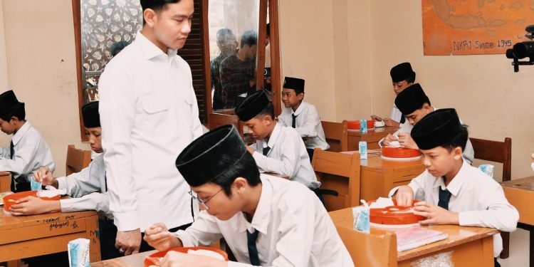 ‘Makan Bergizi Gratis’ Akan Diterapkan di Pesantren