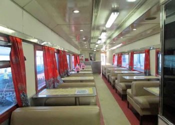 Pesan langsung di tempat duduk. Di sini penumpang dapat memesan makanan kepada petugas restorasi yang biasanya berkeliling membawa menu. Pilih menu yang tersedia, seperti nasi goreng, mie goreng, atau camilan lainnya. Petugas akan mencatat pesanan dan mengantarkan makanan yang dipesan