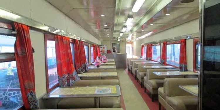 Pesan langsung di tempat duduk. Di sini penumpang dapat memesan makanan kepada petugas restorasi yang biasanya berkeliling membawa menu. Pilih menu yang tersedia, seperti nasi goreng, mie goreng, atau camilan lainnya. Petugas akan mencatat pesanan dan mengantarkan makanan yang dipesan