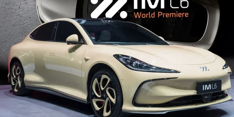 IM L6 Light Year Edition memiliki penggerak empat roda motor ganda dengan daya maksimum 190/350 kW (255/469 hp). Ia juga dilengkapi dengan teknologi pengisian daya super cepat quasi-900V. Pengisian daya selama 12 menit dapat meningkatkan jangkauan hingga 400 km. Dimensi mobil ini adalah 4931/1960/1474 mm, dan jarak sumbu rodanya 2950 mm. Sementara itu, berat kosong kendaraan adalah 2.330 kg.