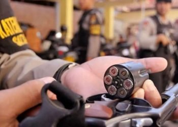 IPW Tolak Wacana Pelucutan Senjata Polisi