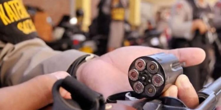 IPW Tolak Wacana Pelucutan Senjata Polisi