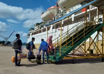 korban-kebakaran-km-barcelona-5-dievakuasi-ke-pulau-gangga-ii