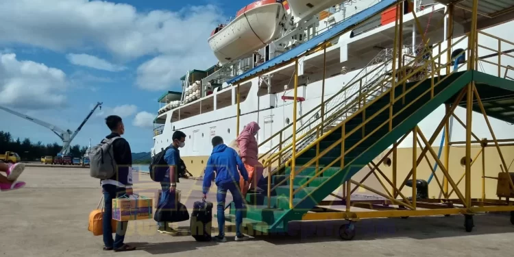 korban-kebakaran-km-barcelona-5-dievakuasi-ke-pulau-gangga-ii