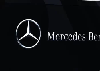 Dengan cat tenaga surya tersebut, Mercedes mengklaim dapat menangkap cukup energi untuk melaju sekitar 12.500 mil setahun di Los Angeles yang banyak mendapat sinar matahari. Sementara itu kota yang lebih berawan seperti Stuttgart, Jerman, dapat menyediakan energi untuk 7.500 mil setahun