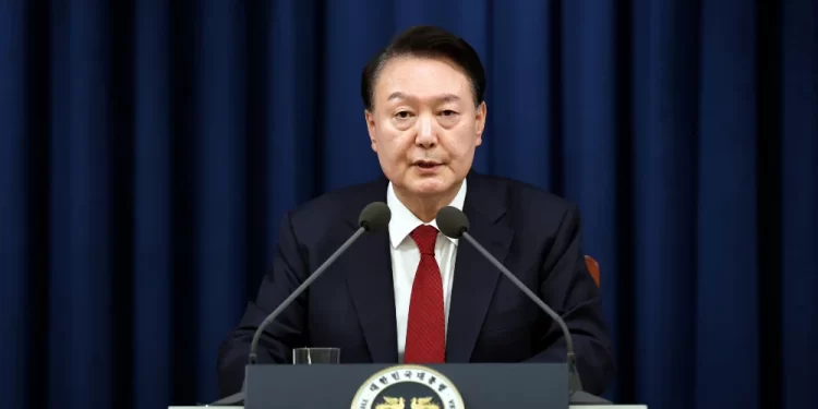 Keputusan Presiden Yoon Suk Yeol seperti tanggapan atas desakan parlemen Korea. Anggota parlemen Korea Selatan pada (14/12/2024) siang, dicatat memberikan suara untuk memberhentikan Presiden Yoon Suk Yeol yang memberlakukan darurat militer, namun akhirnya dicabat beberapa jam kemudian. Dari 300 anggota parlemen, 204 memilih untuk memakzulkan Presiden Yoon atas tuduhan pemberontakan