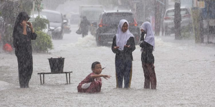 Sebagian Besar Wilayah Indonesia Diprediksi Dilanda Hujan
