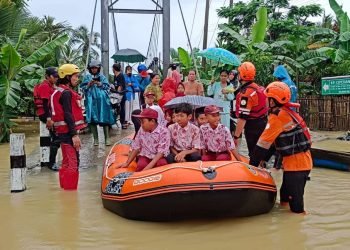 Baznas Tanggap Bencana Bantu Evakuasi Korban Banjir di Lebak