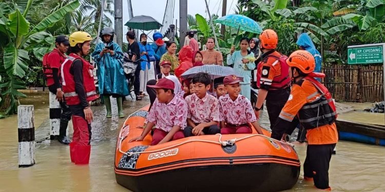 Baznas Tanggap Bencana Bantu Evakuasi Korban Banjir di Lebak