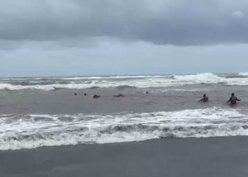 Tiga Wisatawan Terseret Arus Parangtritis, Beruntung Berhasil Diselamatkan