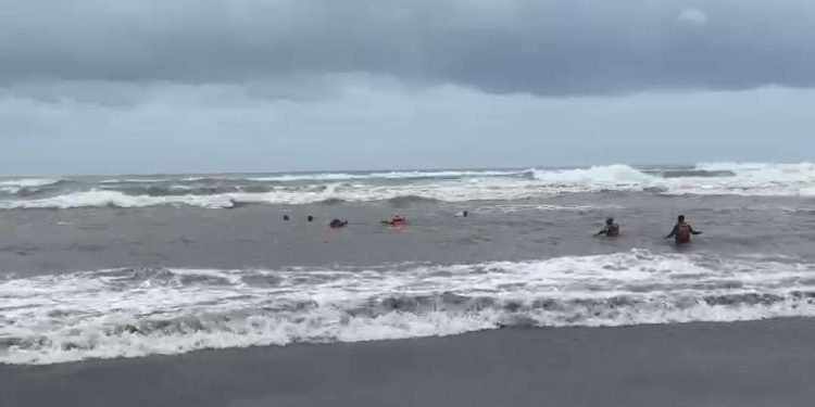Tiga Wisatawan Terseret Arus Parangtritis, Beruntung Berhasil Diselamatkan