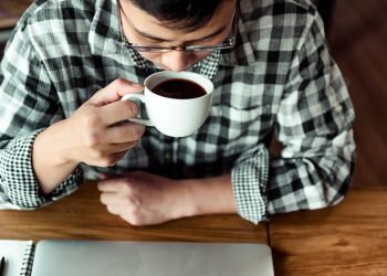 Tidak Disarankan Minum Kopi Panas Saat Udara Dingin