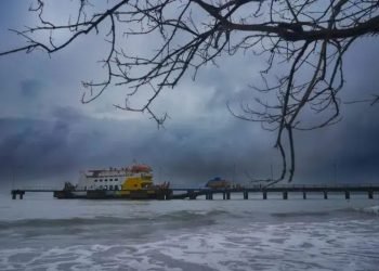 Penyeberangan Pelabuhan Merak Ditiadakan Sementara Akibat Cuaca Buruk