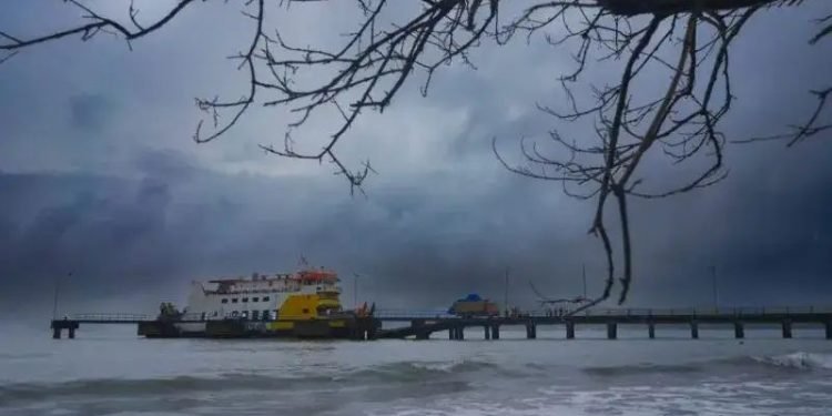Penyeberangan Pelabuhan Merak Ditiadakan Sementara Akibat Cuaca Buruk