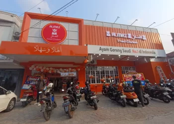 Menurut CEO Almaz Fried Chicken Okta Wirawan sebagaimana dikutip dari Nikkei Asia (1/1/2025), pihaknya berencana membuka 10 gerai tambahan hingga akhir tahun. Pihaknya juga berhasil menarik konsumen yang sebelumnya memilih produk merek Barat.