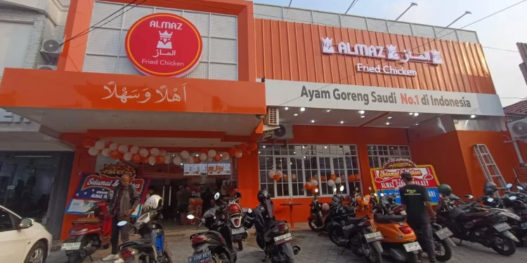 Menurut CEO Almaz Fried Chicken Okta Wirawan sebagaimana dikutip dari Nikkei Asia (1/1/2025), pihaknya berencana membuka 10 gerai tambahan hingga akhir tahun. Pihaknya juga berhasil menarik konsumen yang sebelumnya memilih produk merek Barat.