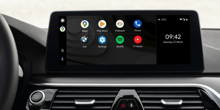Android Auto memanfaatkan layar mobil untuk menampilkan aplikasi seperti Google Maps, Spotify, atau aplikasi pesan dengan tampilan yang sederhana dan ramah pengguna. Fitur ini secara umum memiliki beberapa fungsi seperti Navigasi, Hiburan, Komunikasi, dan Asisten Digital.