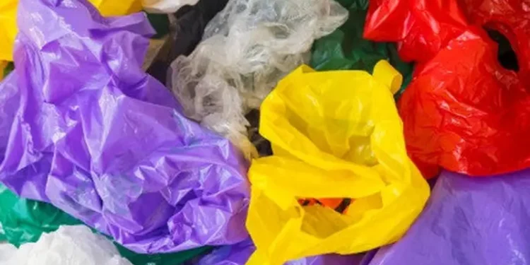 Pembatalan cukai plastik dilakukan karena dalam pengendalian konsumsi plastik, sudah banyak kebijakan non fiskal yang berlaku. Karena itu, pemerintah merasa belum diperlukan kebijakan fiskal lain seperti pengenaan cukai. Kebijakan non fiskal yang dimaksud adalah larangan penggunaan kantong plastik dari Kementerian Lingkungan Hidup dan Kehutanan (KLHK)
