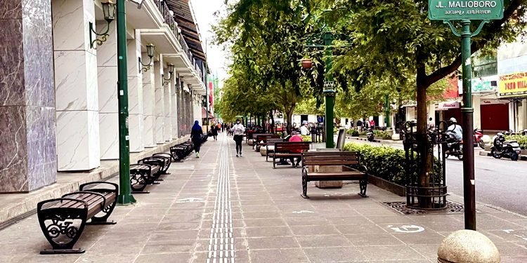 Kawasan Malioboro juga dicatat menyediakan tempat khusus merokok seperti di Taman Parkir Abu Bakar Ali, utara Plaza Malioboro, dan Lantai 3 Pasar Beringharjo. Warga maupun pengunjung di Malioboro yang ingin merokok dapat memanfaatkan lokasi tersebut